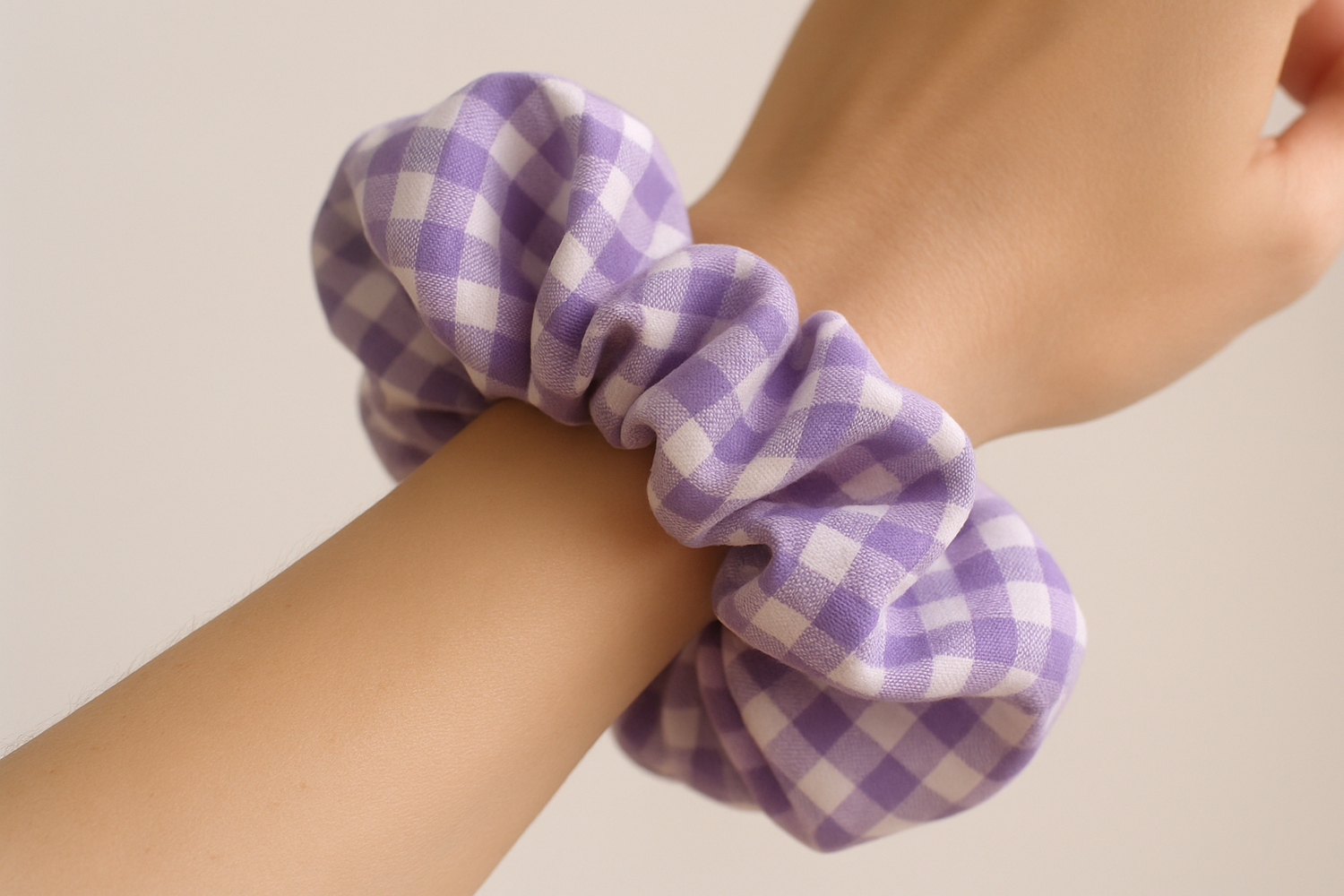 peux faire un chouchou vichy violette porté sur un poignet